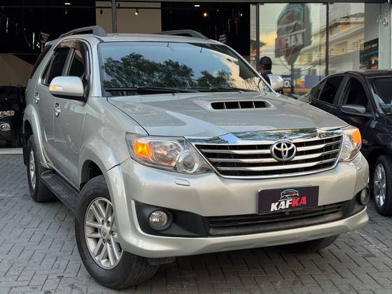 TOYOTA HILUX 3.0 SR 4X4 CD 16V TURBO INTERCOOLER DIESEL 4P AUTOMÁTICO TOYOTA HILUX 3.0 SR 4X4 CD 16V TURBO INTERCOOLER DIESEL 4P AUTOMÁTICO